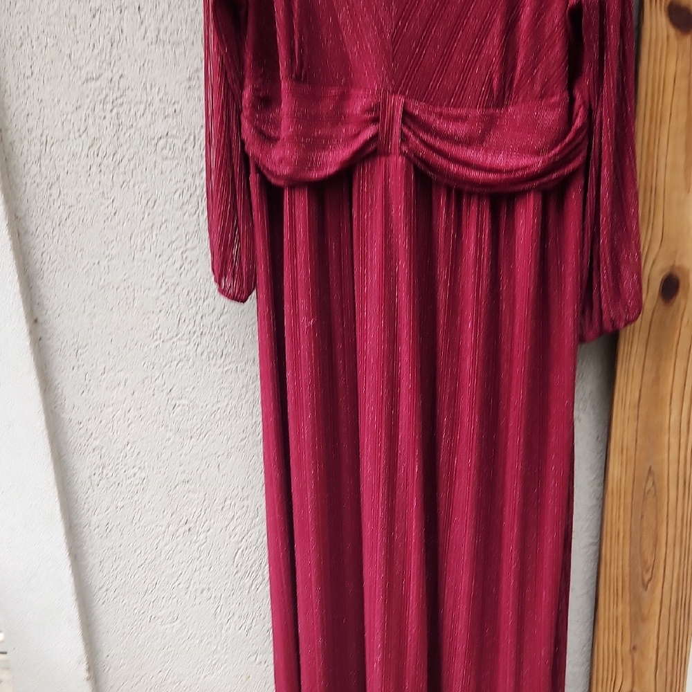 Elegant Burgundy Long Sleeve Dress